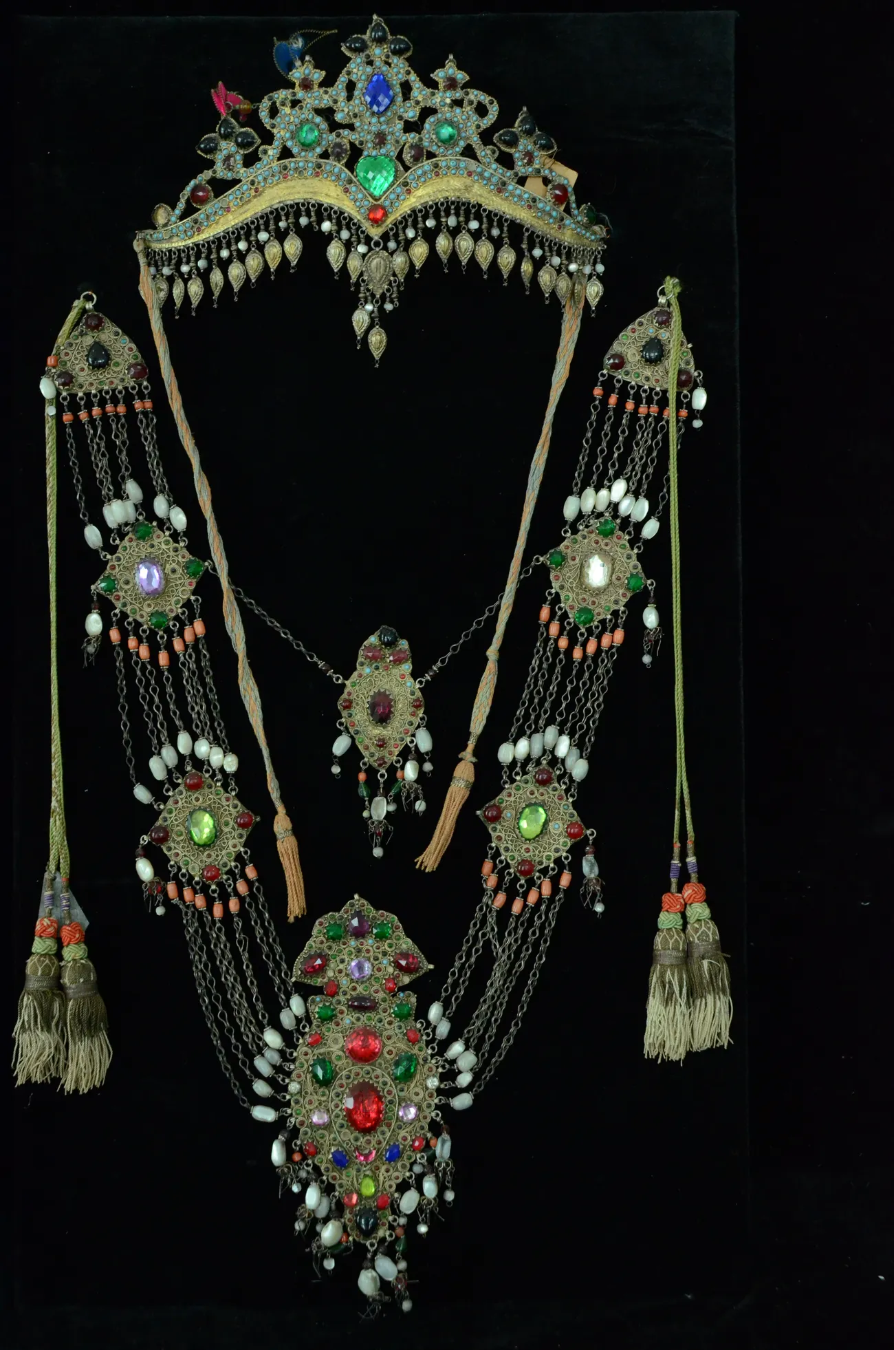 What kind of braided jewelry were present in the wardrobe of Tashkent women?